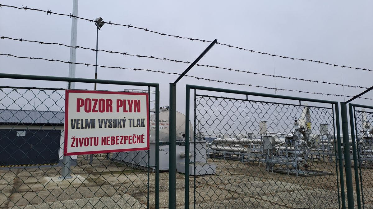 Žiletkové dráty, propustky. Když se plyn pro české sporáky skladuje v kamení